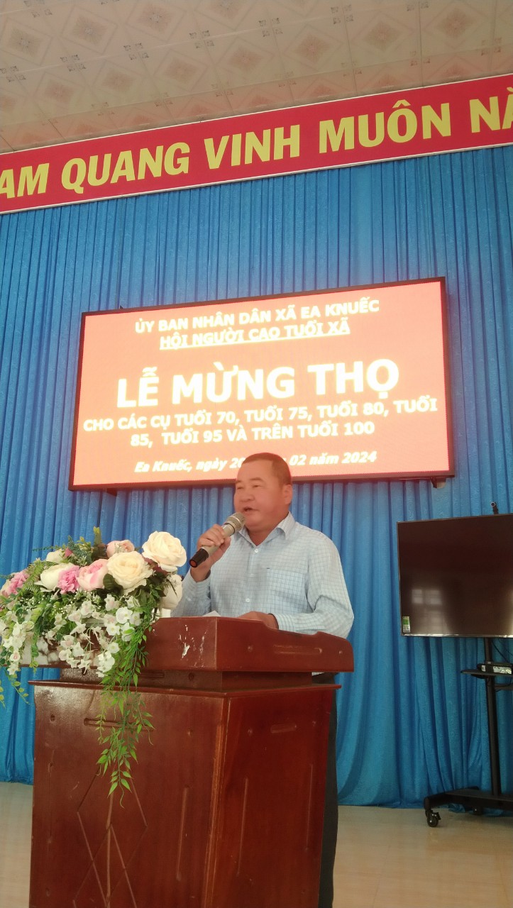 ỦY BAN NHÂN DÂN XÃ EA KNUÊC TỔ CHỨC LỄ MỪNG THỌ CHO CÁC CỤ TUỔI TỪ 70 ĐẾN TRÊN 100 TUỔI